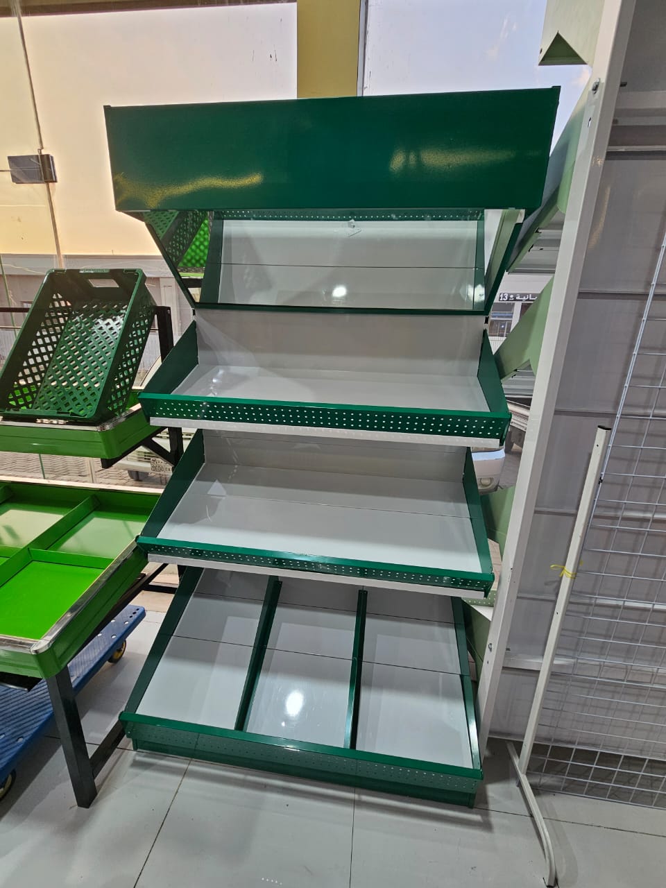 رفوف محلات وبقالة